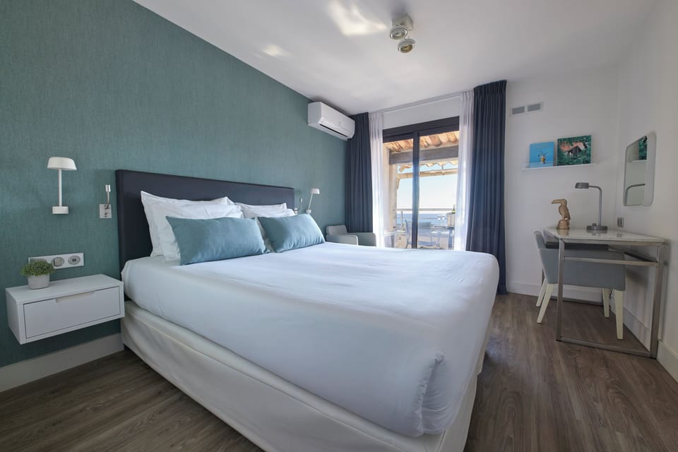 Comfort Room, 1 Bedroom, Balcony, Sea View | Premium bedding, minibar, in-room safe, desk