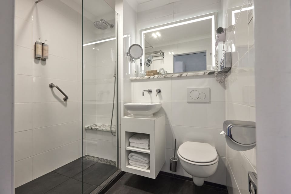 Shower, rainfall showerhead, free toiletries, hair dryer