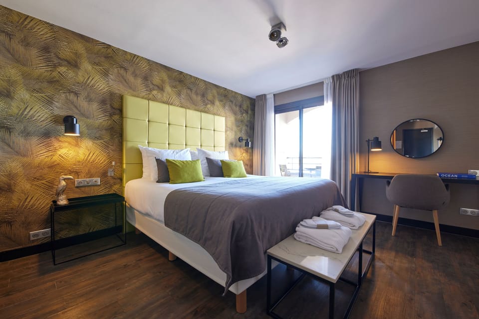 Family Suite, 1 Bedroom, Balcony | Premium bedding, minibar, in-room safe, desk
