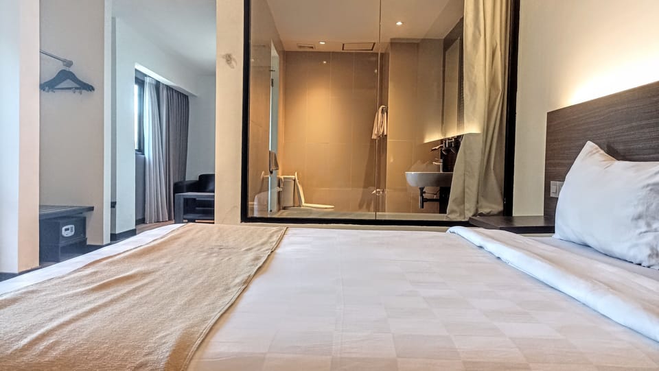 Executive Suite, Bathtub | In-room safe, desk, soundproofing, WiFi (free)