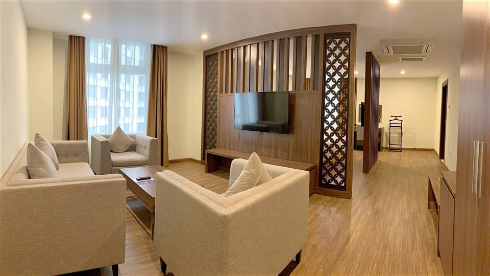 Executive Suite | Living area | 32-inch LCD TV with cable channels, TV