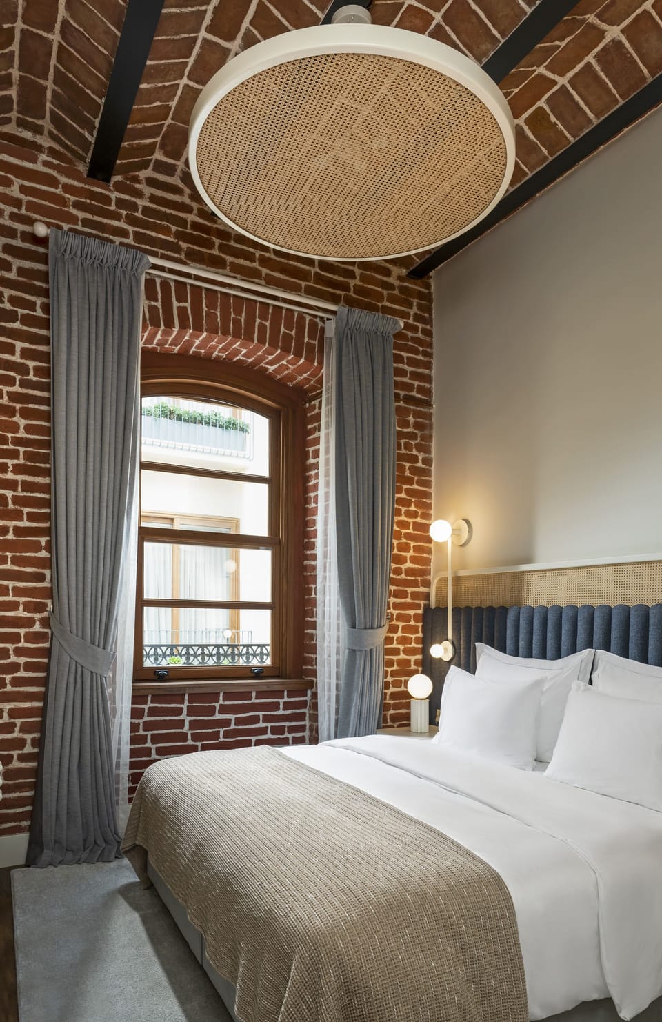 Guest Room | Egyptian cotton sheets, premium bedding, minibar, in-room safe