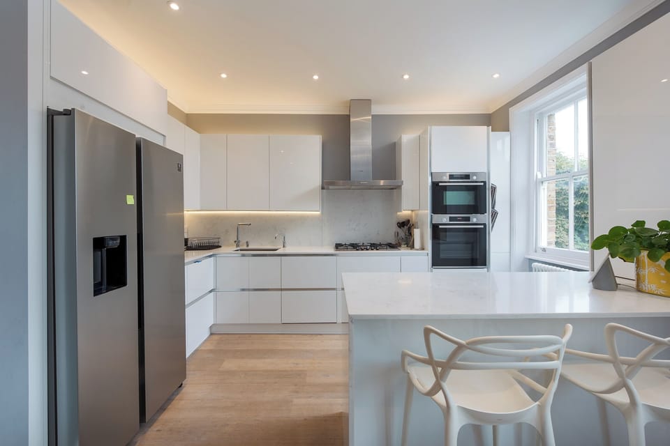 Apartment (2 Bedrooms) | Private kitchen | Fridge, microwave, oven, stovetop