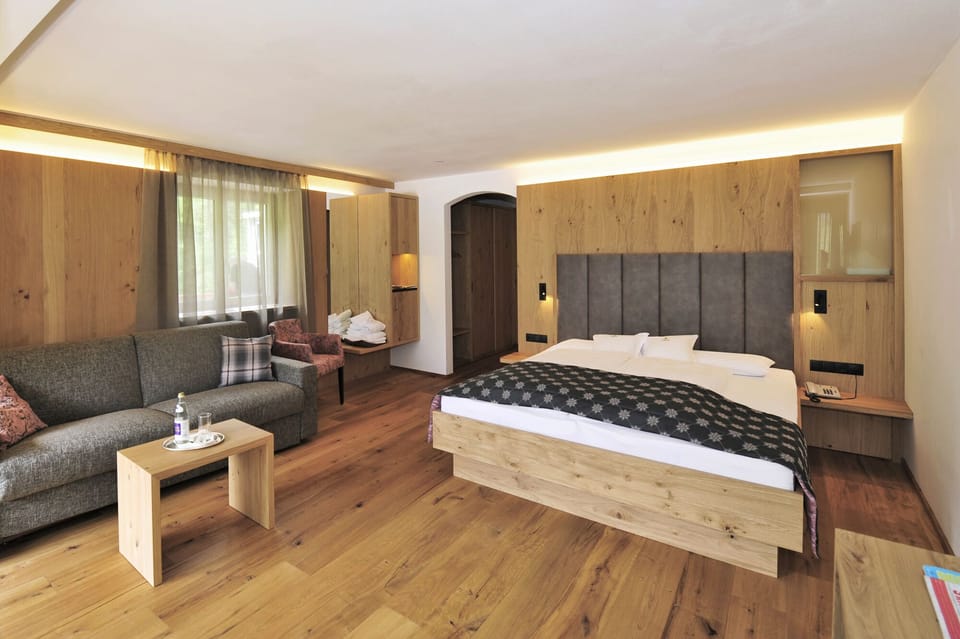 Suite | Hypo-allergenic bedding, down comforters, in-room safe, desk