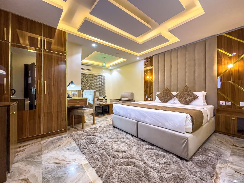 Premium bedding, in-room safe, desk, WiFi (free)