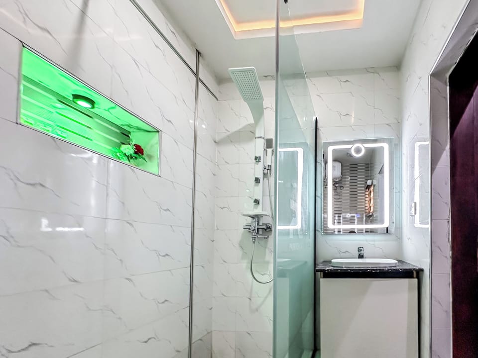 Shower, free toiletries, towels