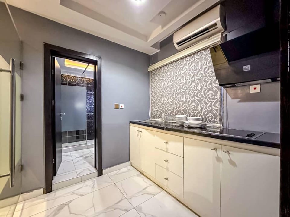 Suite (Diplomatic) | Private kitchen | Fridge