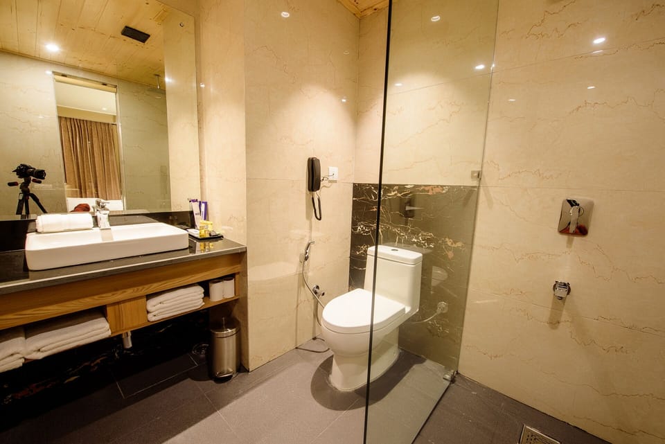 Shower, rainfall showerhead, free toiletries, hair dryer
