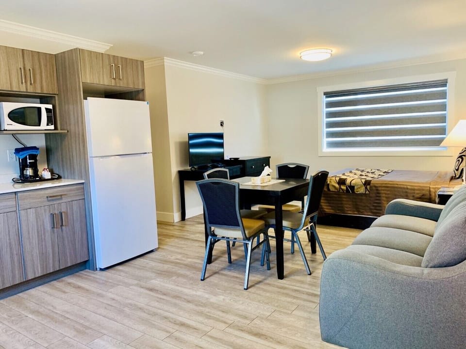 Deluxe Room | Living area | 43-inch TV with cable channels