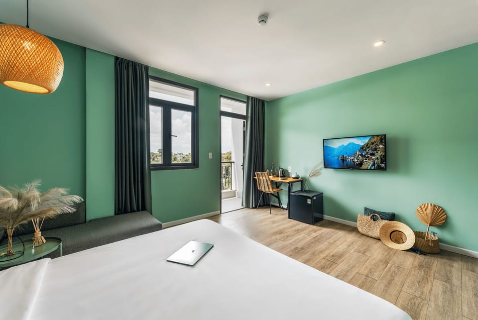Deluxe Double Room, Balcony | Hypo-allergenic bedding, minibar, in-room safe, desk