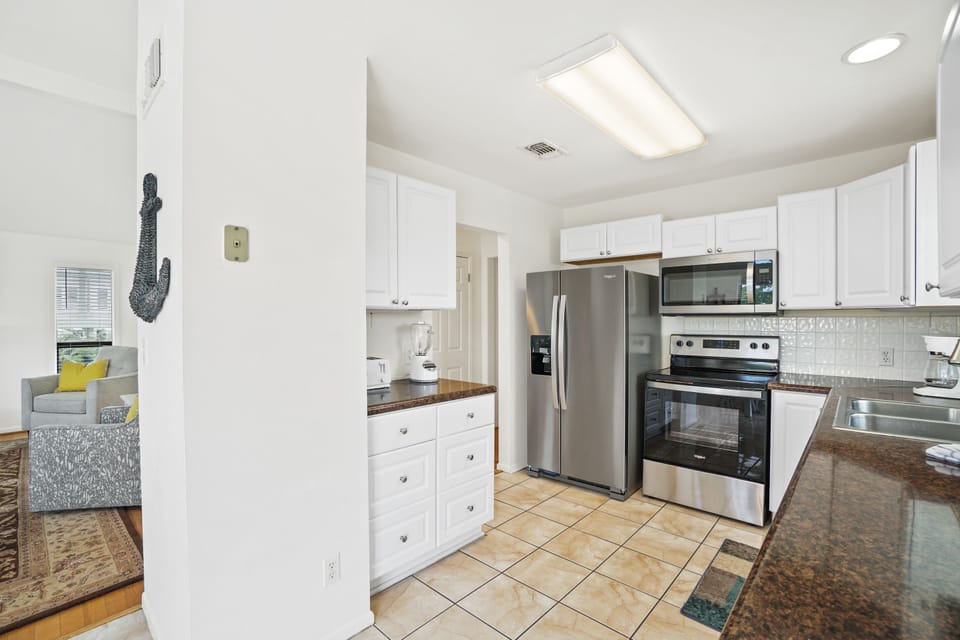 Full-size fridge, microwave, oven, stovetop