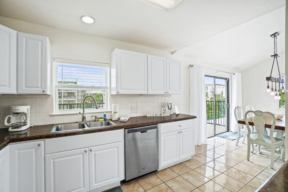 Full-size fridge, microwave, oven, stovetop
