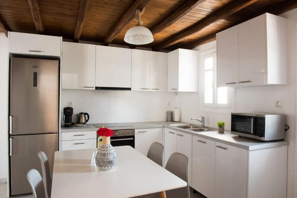 Villa | Private kitchen | Full-size fridge, microwave, oven, stovetop