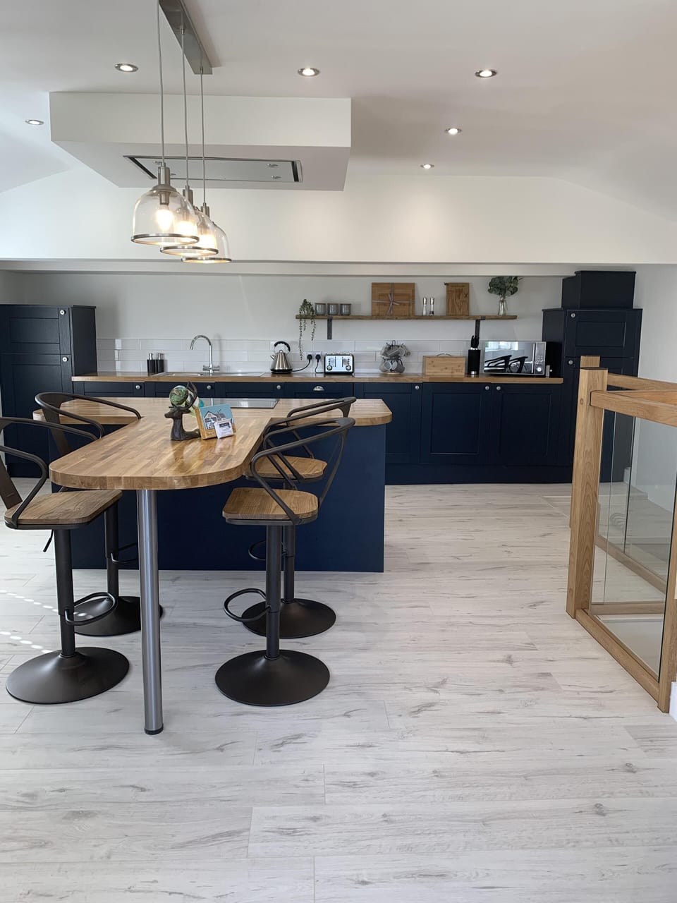 Luxury Cottage, Ensuite, Mountain View | Shared kitchen | Highchair