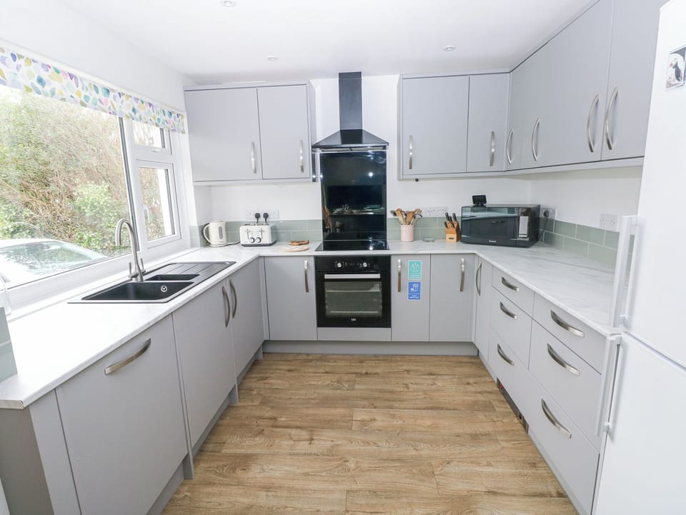 Cottage | Private kitchen | Fridge, dishwasher, electric kettle, toaster