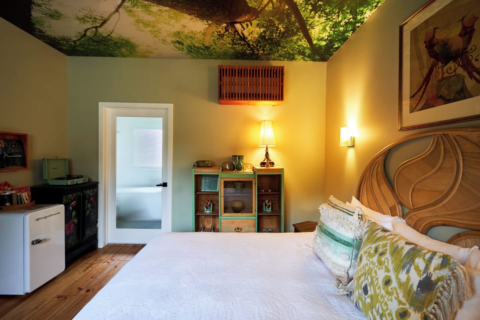 Deluxe King The Palms | Hypo-allergenic bedding, minibar, individually decorated