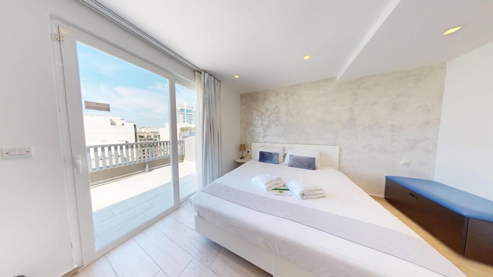 Penthouse 2 | Blackout drapes, soundproofing, iron/ironing board, free WiFi