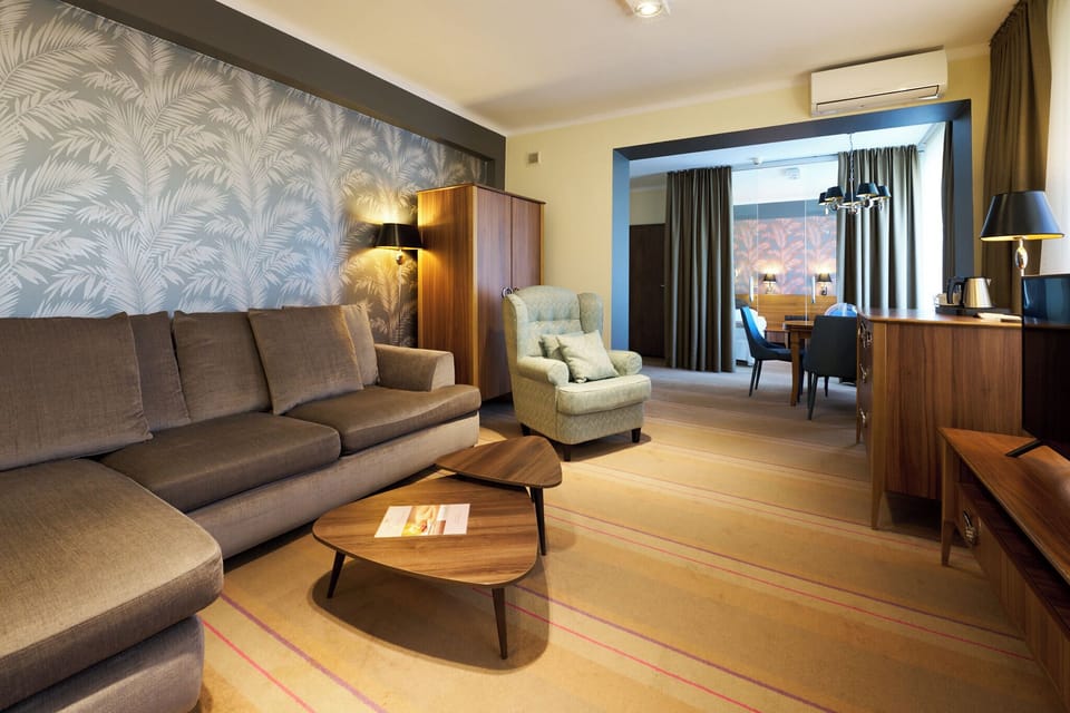 Deluxe Apartment | Hypo-allergenic bedding available, desk, laptop workspace
