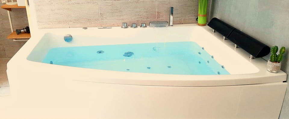 Deluxe Room, Jetted Tub | Jetted tub