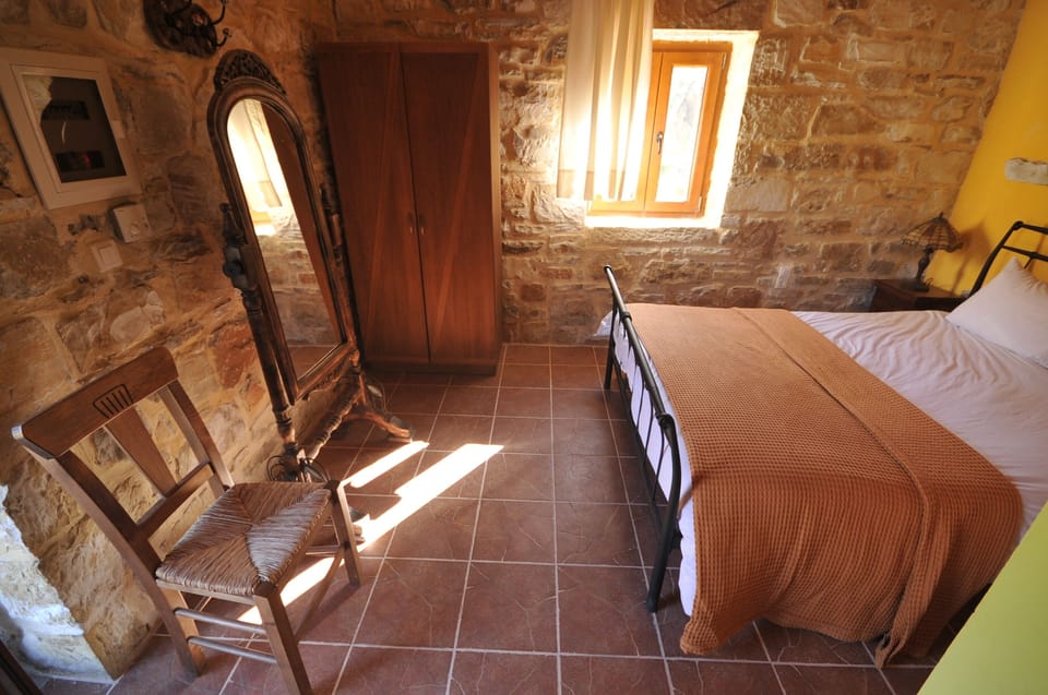 1 bedroom, bed sheets