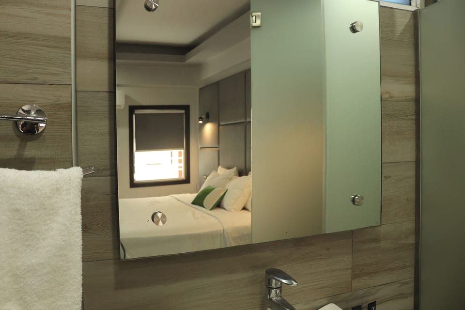 Deluxe Room | Bathroom | Shower, rainfall showerhead, hair dryer, towels