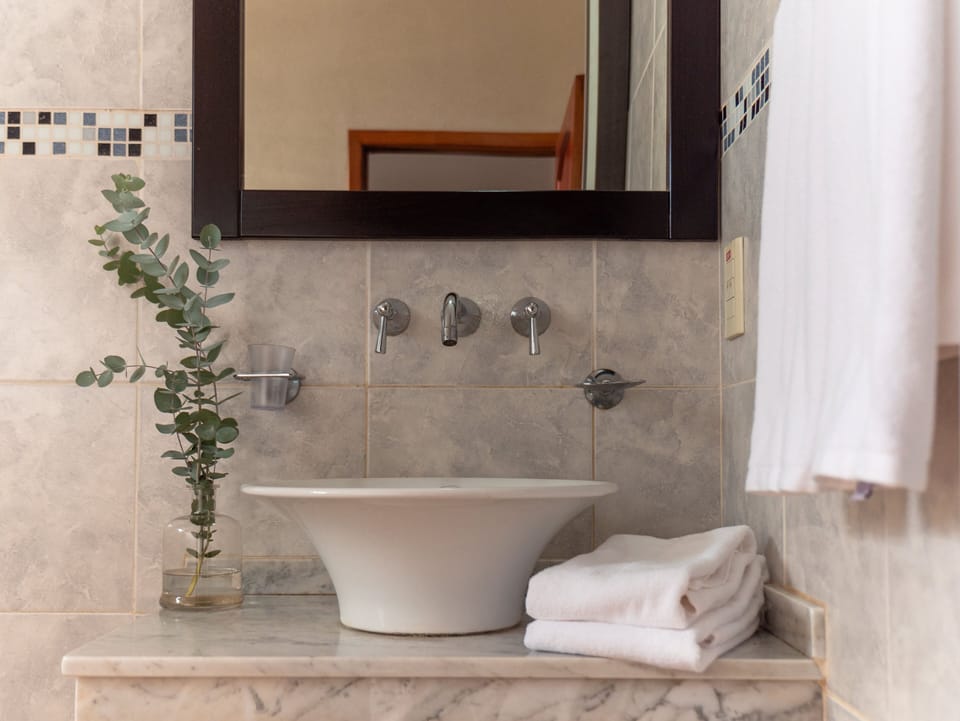 Standard Room | Bathroom | Shower, rainfall showerhead, bidet, towels