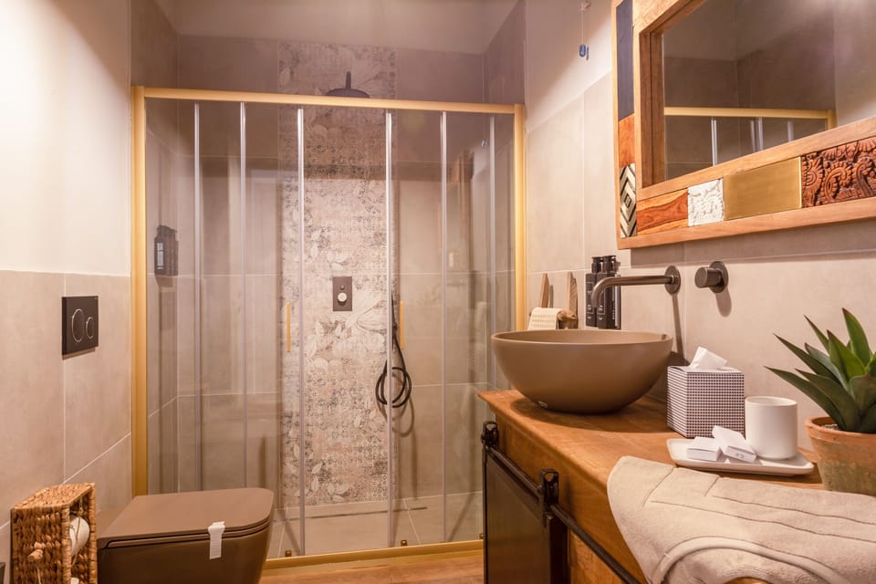 Basic Double Room | Bathroom | Shower, rainfall showerhead, free toiletries, hair dryer