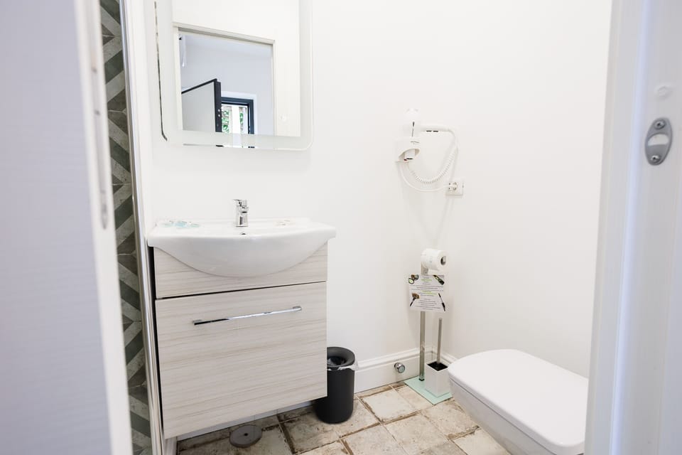 Junior Studio Suite | Bathroom | Shower, rainfall showerhead, towels, soap