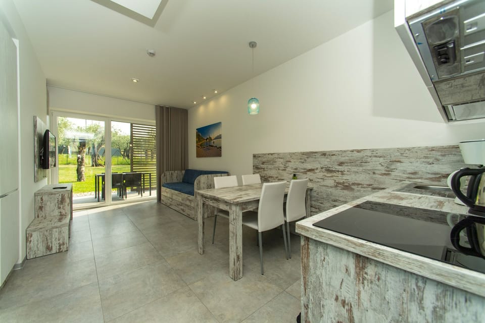 Apartment (Malcesine) | Living area | 42-inch flat-screen TV with satellite channels, TV