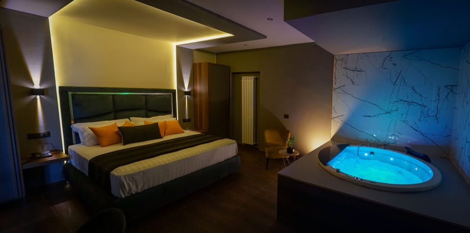 Exclusive Suite | Down comforters, pillowtop beds, minibar, in-room safe