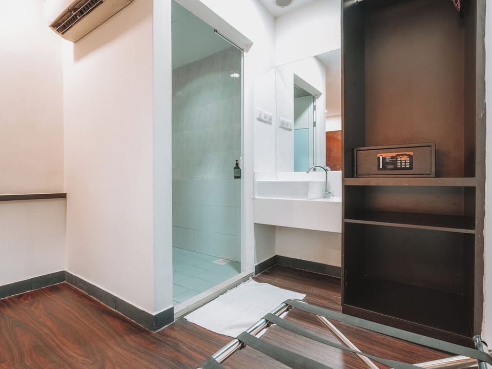 Deluxe Double, Window | In-room safe, WiFi (free), bed sheets