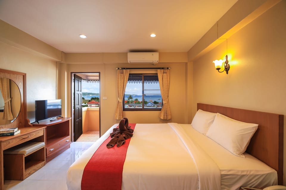 Deluxe Room | Desk, iron/ironing board, free WiFi, bed sheets