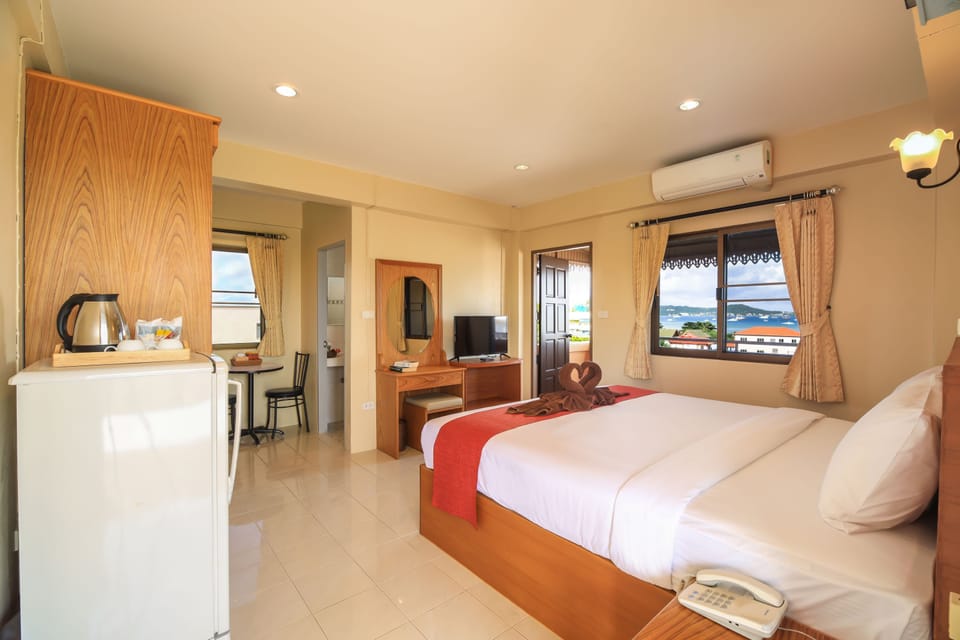 Deluxe Room | Desk, iron/ironing board, free WiFi, bed sheets