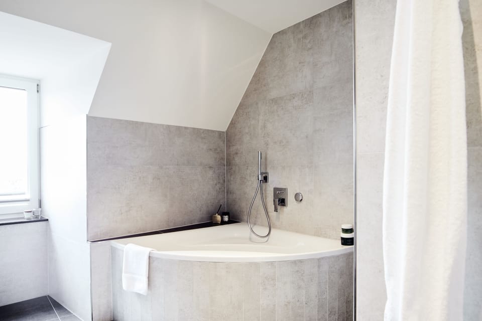 Superior Studio Suite | Bathroom | Shower, rainfall showerhead, free toiletries, hair dryer