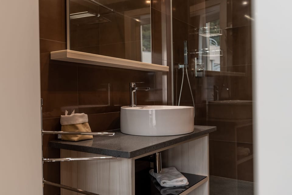 Deluxe Double or Twin Room, Courtyard View | Bathroom | Shower, rainfall showerhead, free toiletries, hair dryer