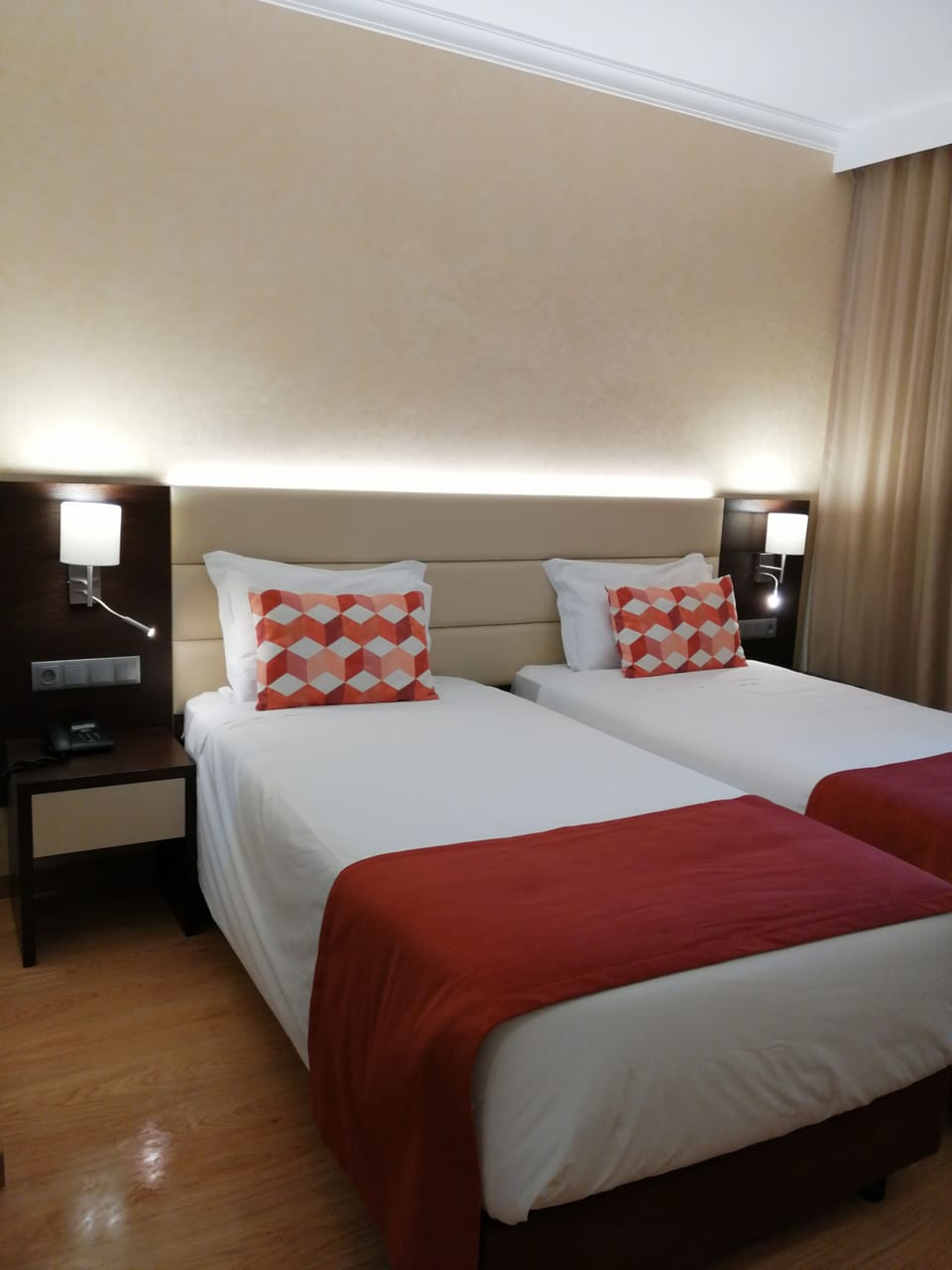 Twin Room | Minibar, in-room safe, desk, soundproofing