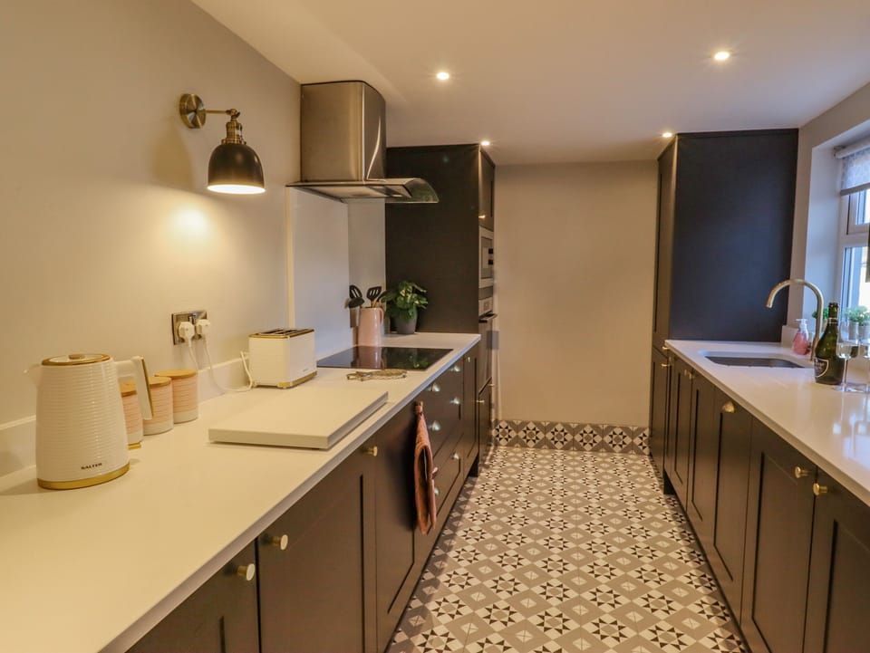 Cottage | Private kitchen | Fridge, dishwasher, electric kettle, toaster