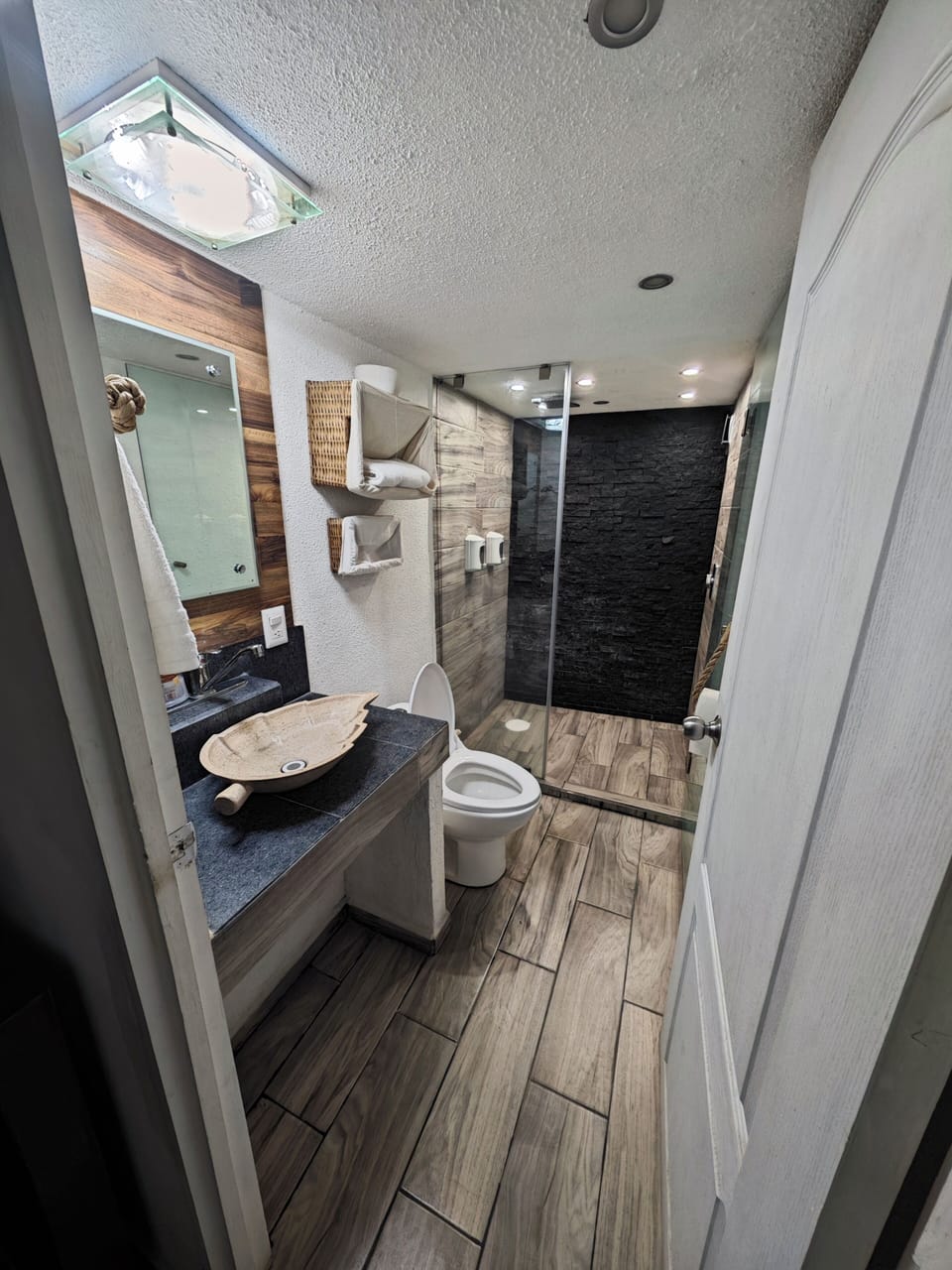 Amapola | Bathroom | Towels, soap, shampoo, toilet paper