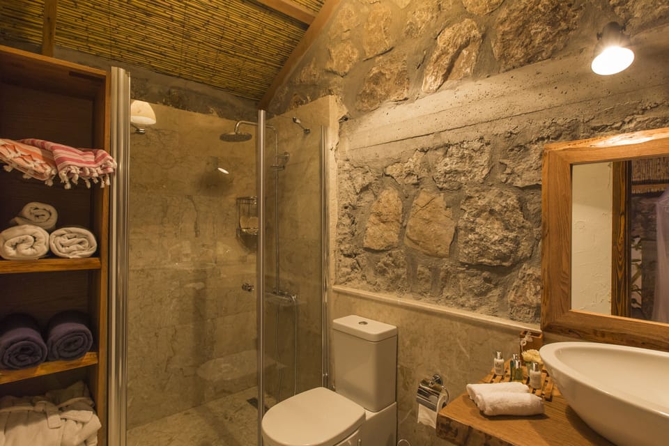 Honeymoon Deluxe | Bathroom | Shower, rainfall showerhead, eco-friendly toiletries, hair dryer