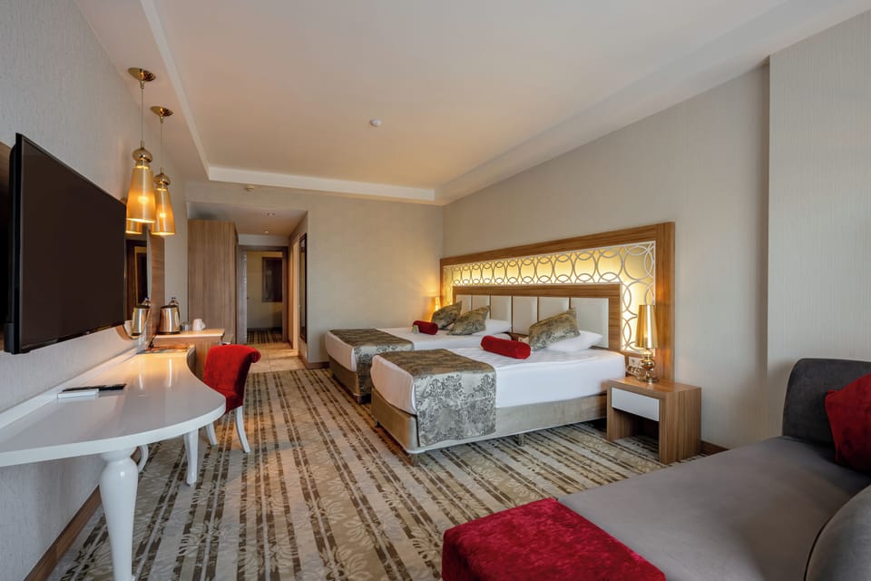 Minibar, in-room safe, laptop workspace, blackout drapes