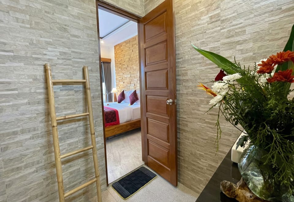 Deluxe Room | Bathroom | Shower, free toiletries, towels, soap