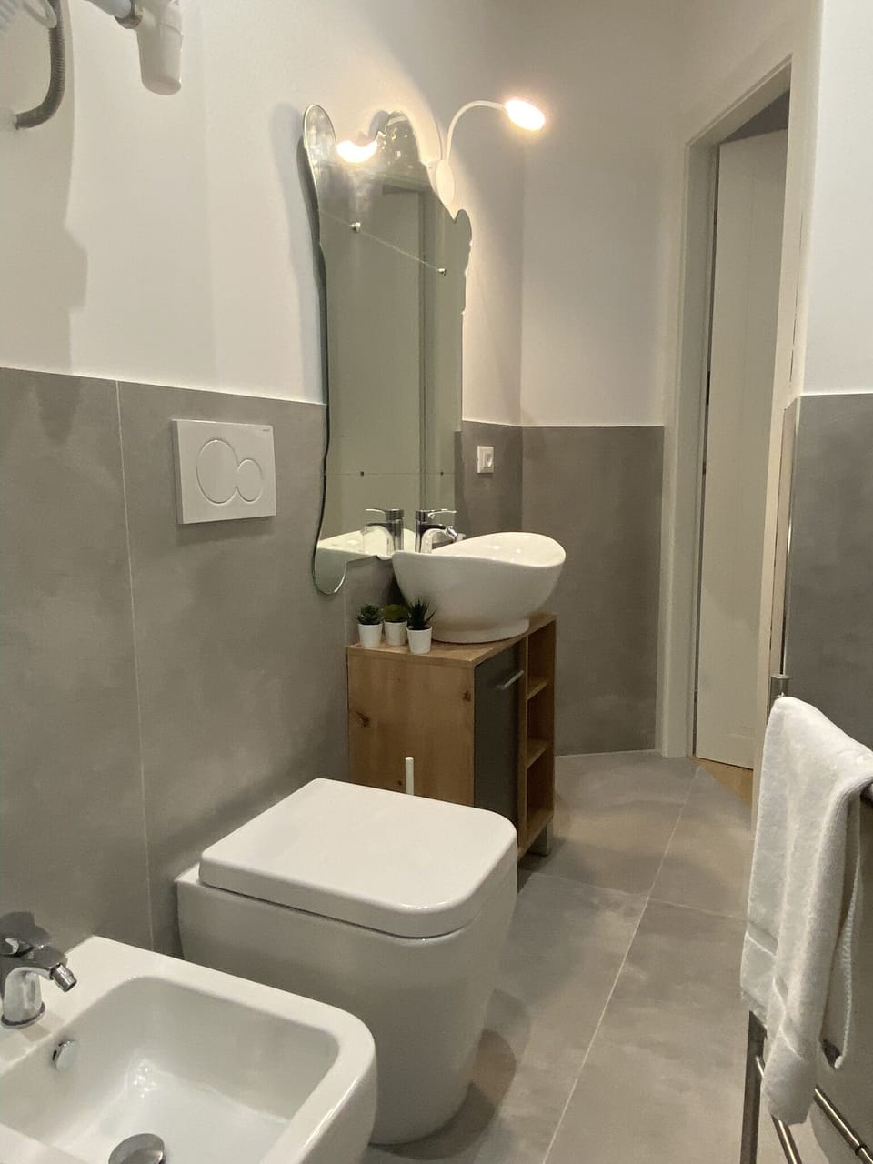 Family Apartment | Bathroom | Shower, hair dryer, bidet, towels
