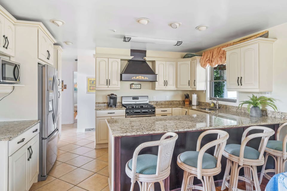 House, Multiple Beds, Patio (Bayfront to Beach Beauty) | Private kitchen | Fridge, microwave, oven, stovetop