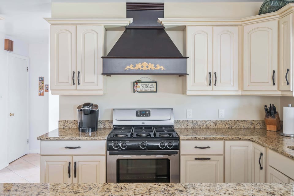 House, Multiple Beds, Patio (Bayfront to Beach Beauty) | Private kitchen | Fridge, microwave, oven, stovetop