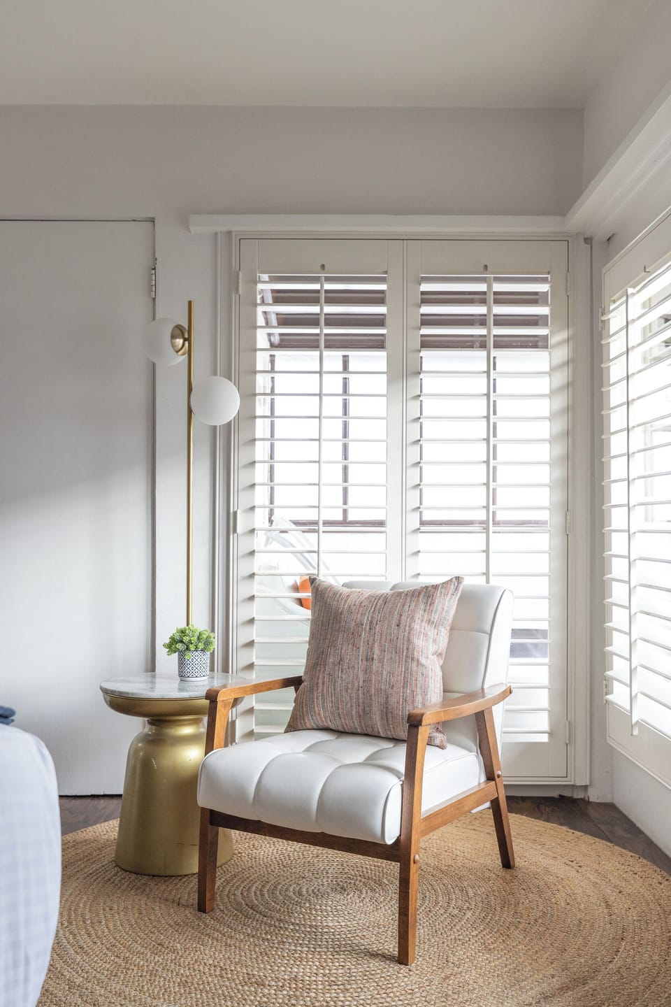 Standard Room, 1 Queen Bed, Balcony, Mountain View | Premium bedding, in-room safe, iron/ironing board, WiFi