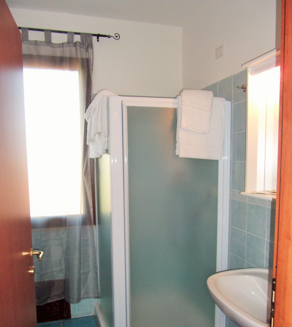 Triple Room, Balcony, Sea View | Bathroom | Shower, free toiletries, hair dryer, bidet