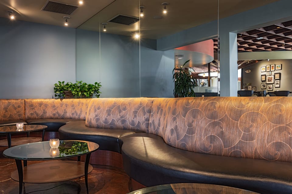 2 bars/lounges, poolside bar