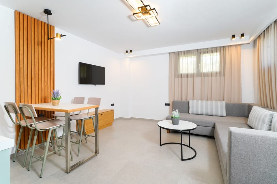 Economy Apartment | Hypo-allergenic bedding, memory foam beds, in-room safe