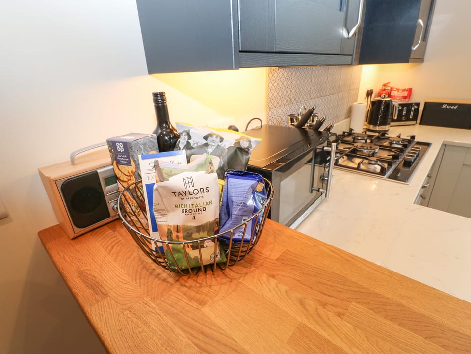 Cottage | Private kitchen | Fridge, electric kettle, toaster, cookware/dishes/utensils