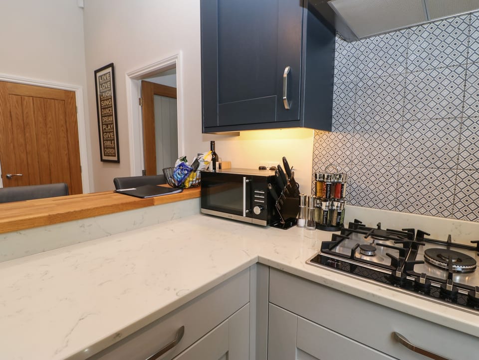 Cottage | Private kitchen | Fridge, electric kettle, toaster, cookware/dishes/utensils